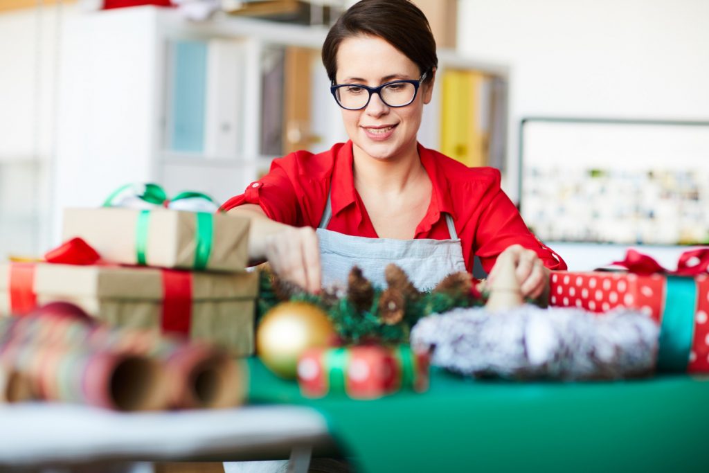 Quando o trabalhador é convocado para trabalhar no Natal e no Ano Novo, ele tem alguns direitos garantidos por lei, como, por exemplo, receber o dobro do valor de sua remuneração diária. Imagem: Freepik