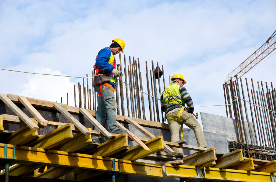 Desde as pirâmides do Egito até as grandes catedrais europeias, os pedreiros sempre desempenharam um papel fundamental na construção de monumentos e edificações, constituindo uma das profissões mais antigas. Imagem: Freepik