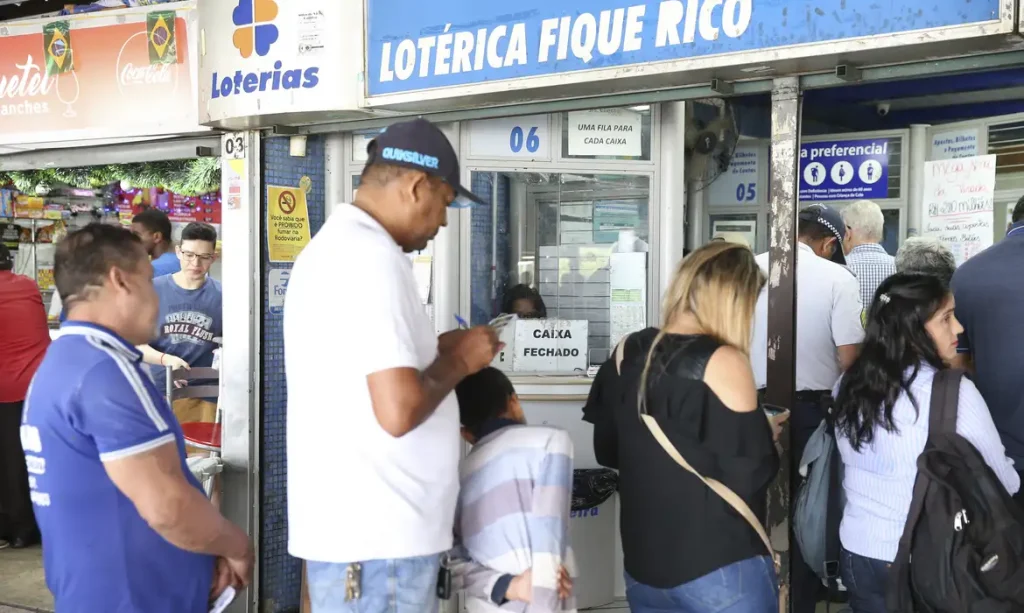 A Mega-Sena da Virada é um dos concursos mais aguardados do ano, com prêmios milionários e garantidos, que atraem milhões de apostadores. Imagem: Agência Brasil