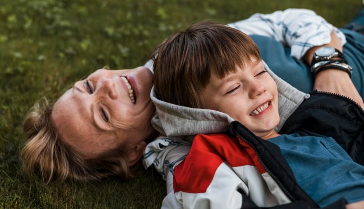 Muitos adultos que foram filhos favoritos na infância podem apresentar uma certa resistência a regras e figuras de autoridade. Imagem: Freepik