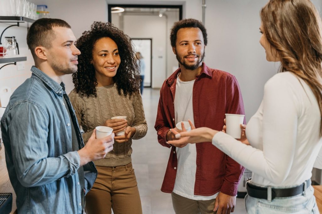 Muitos dos verbos mais usados funcionam como auxiliares, ajudando a formar tempos compostos e vozes verbais. Imagem: Freepik