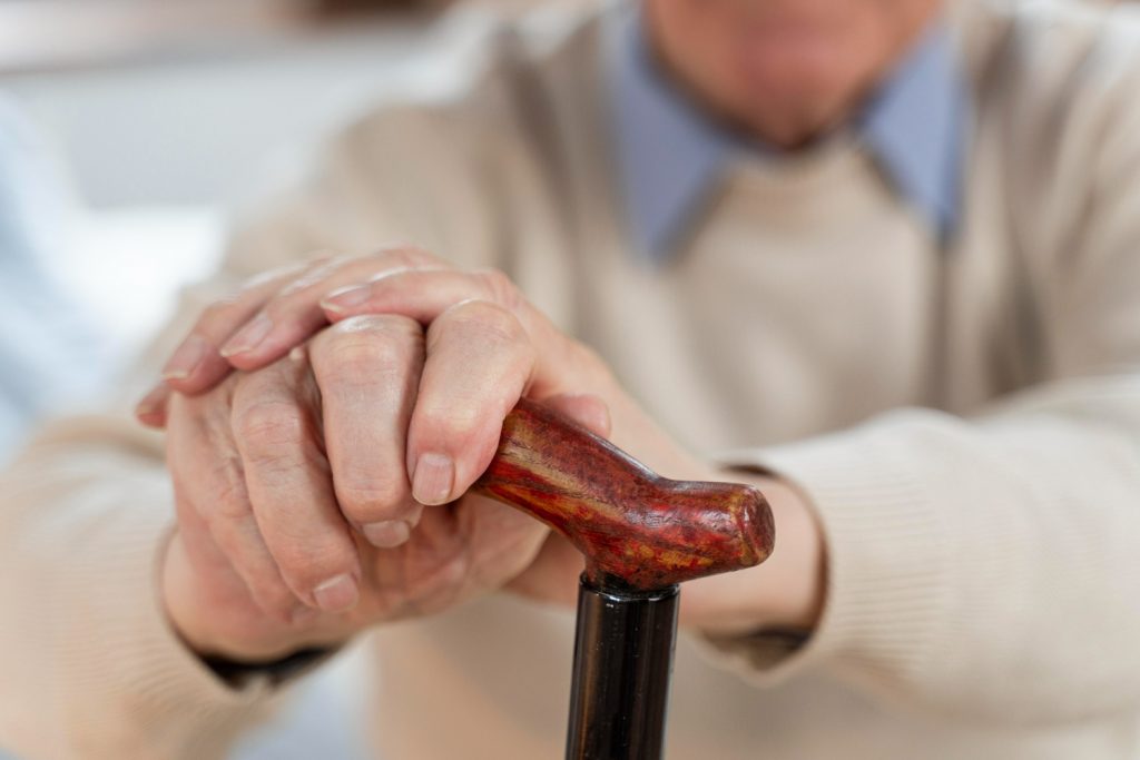 O tratamento do Parkinson envolve uma combinação de medicamentos e terapias.