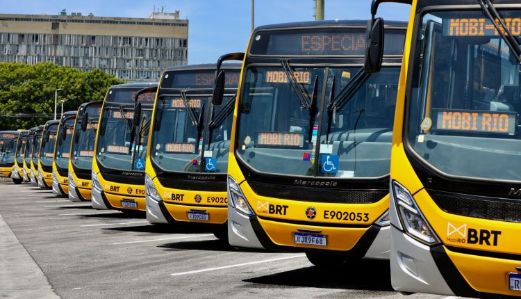 Descubra agora o plural de "ônibus"