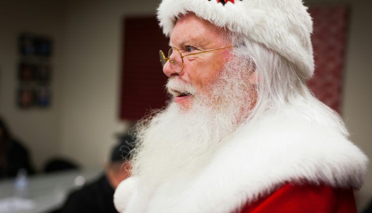 A origem do Papai Noel e sua presença na cultura brasileira (Foto: Unsplash).