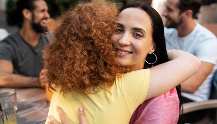 Amigas se reencontrando e se abraçando