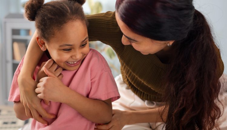 Mãe e filha sorrindo juntas