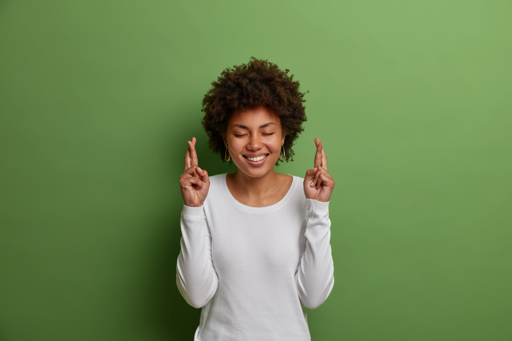 Mulher com pensamento positivo para tirar metas do papel.