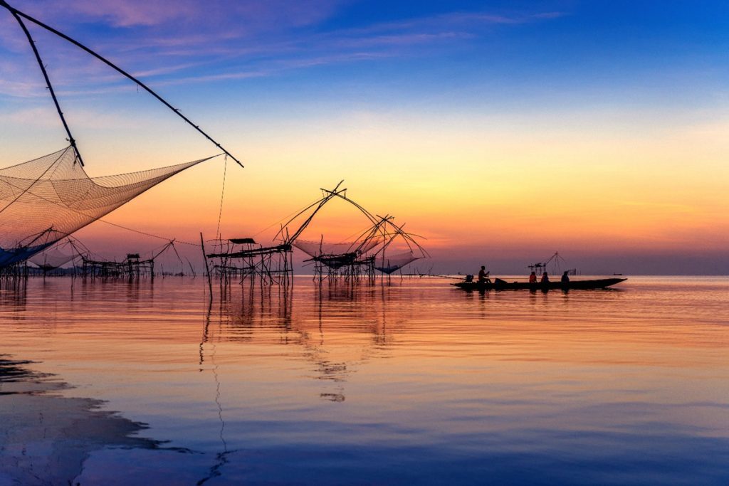 O benefício é destinado a pescadores profissionais e artesanais que atendam a critérios específicos. Imagem: Freepik