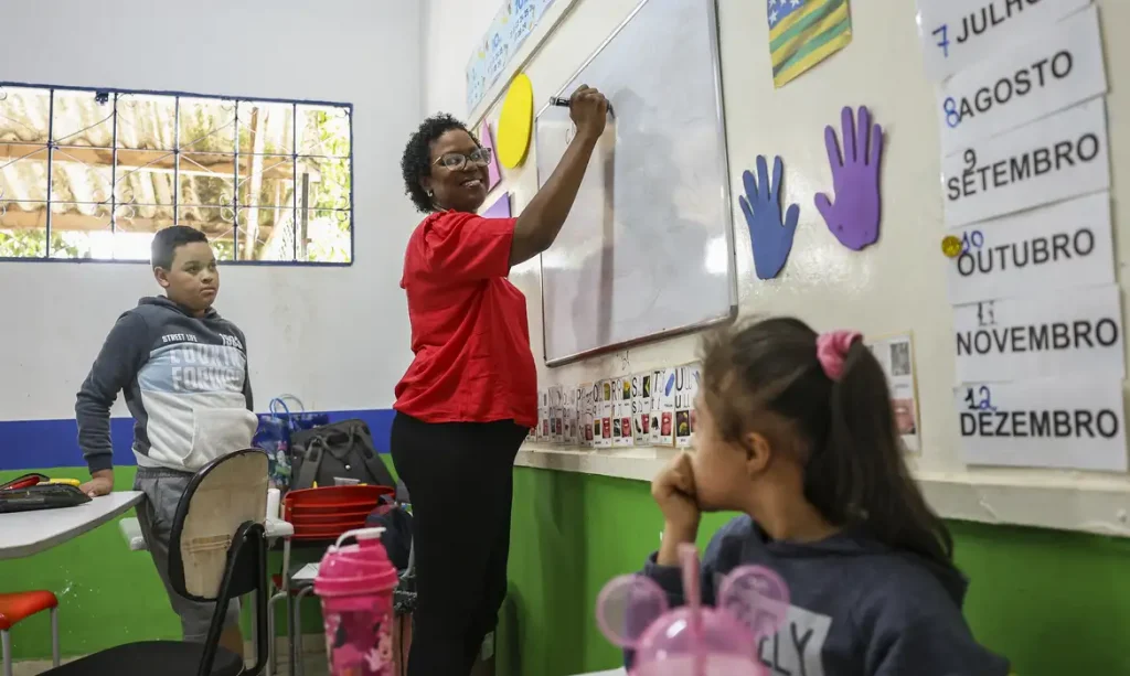 O Pé-de-Meia Licenciatura tem como principal objetivo atrair alunos de alto desempenho para os cursos de formação de professores. Imagem: Agência Brasil 