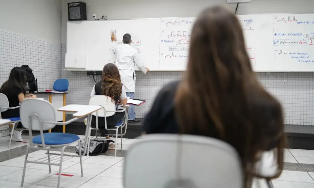 O principal objetivo do Pé-de-Meia Licenciatura é atrair mais jovens para a carreira docente. Imagem: Agência Brasil 