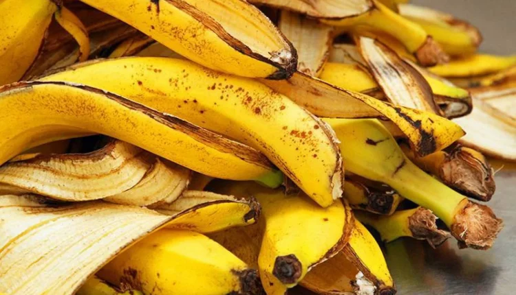 Fazer limpeza com casca de banana