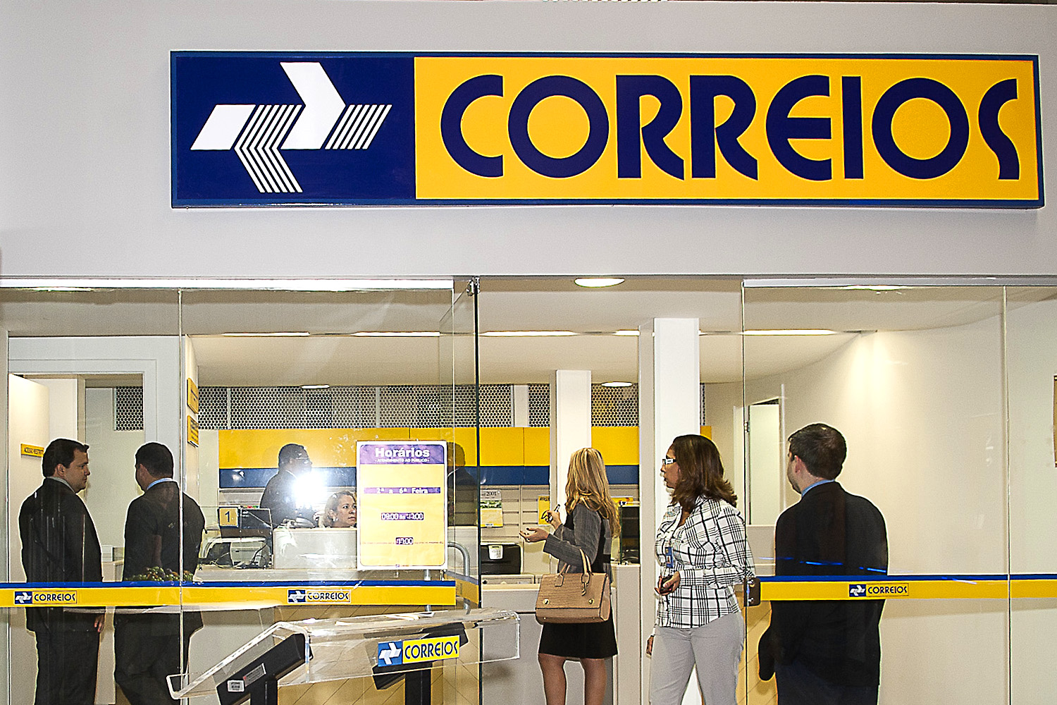 Agência dos Correios realizando atendimento aos clientes