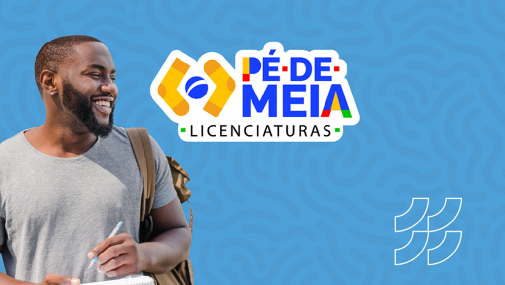 Estudante beneficiário do Pé-de-Meia Licenciaturas sorridente com mochila nas costas e caderno e caneta nas mãos.