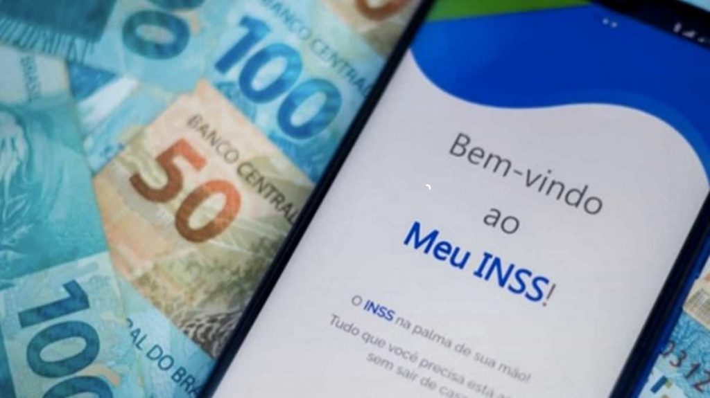 Notas de dinheiro sob o aplicativo do INSS