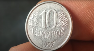 Moeda de 10 centavos com erro de cunhagem. 