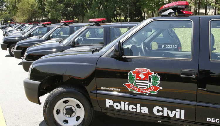 Viaturas pretas da Polícia Civil de São Paulo alinhadas em fila, com sirenes vermelhas no teto e o brasão oficial da instituição estampado nas portas.