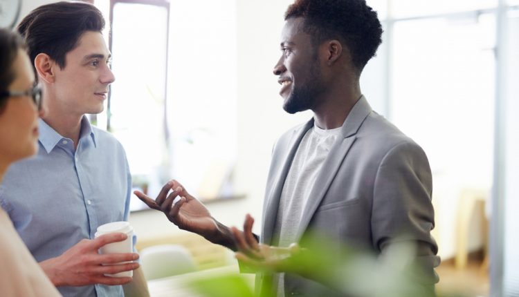 Pessoas conversando em um ambiente profissional, demonstrando técnicas de persuasão.