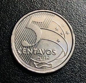 "Moeda de 5 centavos de 2012 com erro de cunhagem, um exemplo de erro de cunho trocado