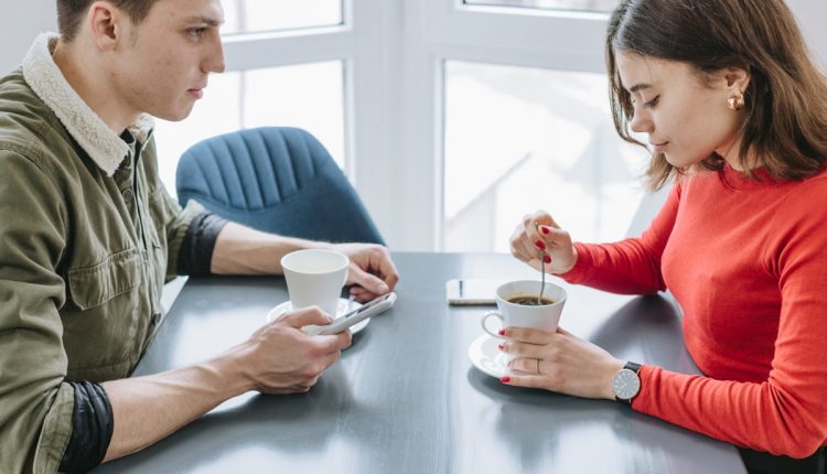 Homem e mulher tomando café juntos