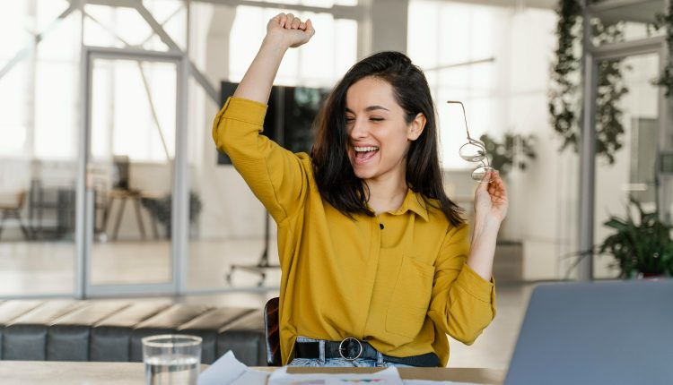 Profissional comemorando sucesso no trabalho, destacando oportunidades para formados em matemática