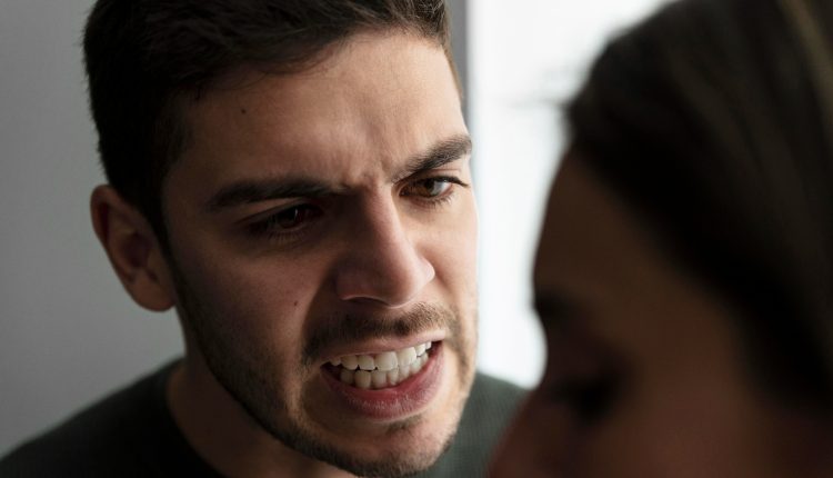 Homem gritando em confronto, representando um comportamento agressivo e egoísta