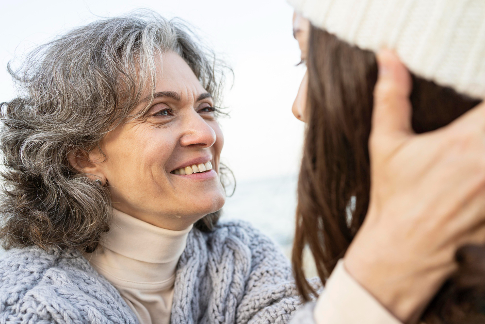 Mulher sorrindo com outra pessoa, demonstrando confiança e fé na bondade humana.