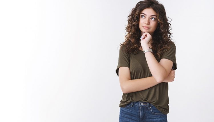 Mulher pensativa olhando para o lado, representando dúvida sobre o coletivo de borboleta.