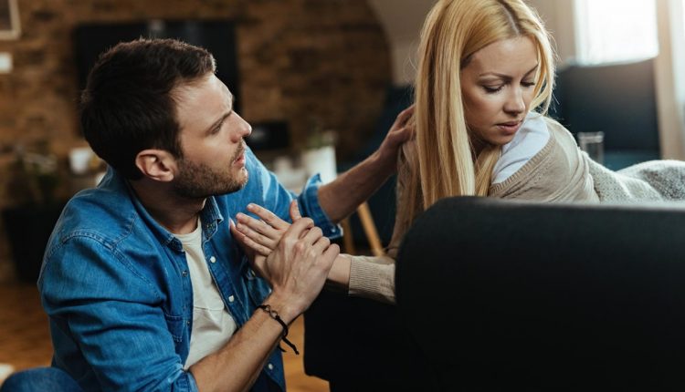 Homem tentando conversar com uma mulher que aparenta estar irritada e distante