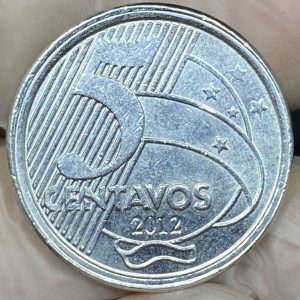 Moeda de 50 centavos com erro de cunhagem, mostrando o anverso de 5 centavos de 2012, uma moeda rara e valiosa.