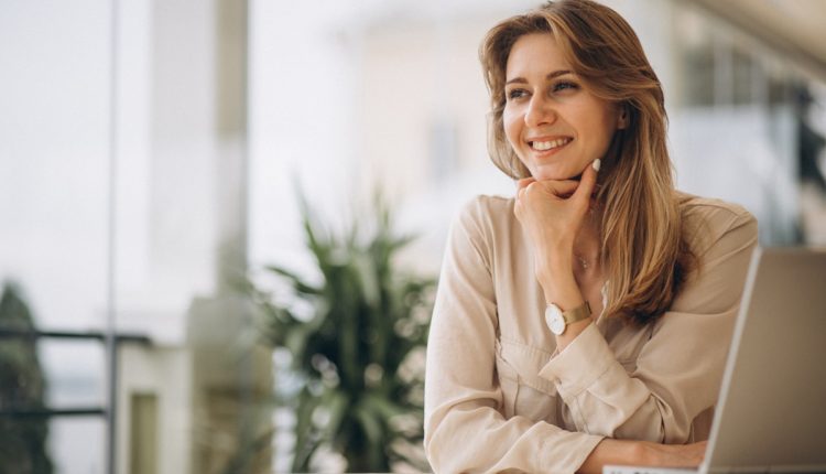 Mulher sorridente simbolizando confiança e realização profissional.