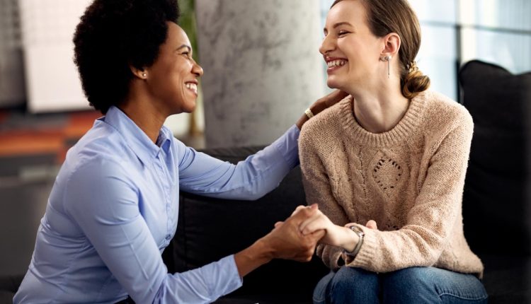 Duas mulheres sorrindo e conversando de forma genuína