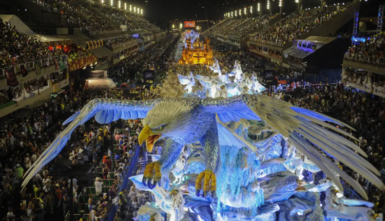 Desfile de carnaval com carro alegórico, representando a grande festa que acontecerá em março de 2025.