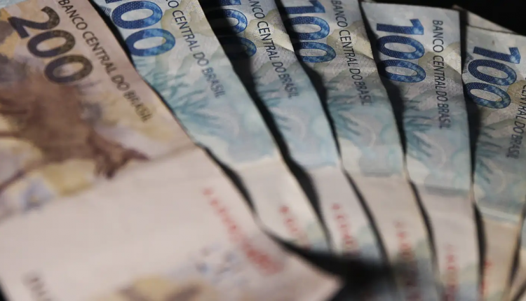 Notas de dinheiro do pagamento do Pé-de-Meia Licenciatura