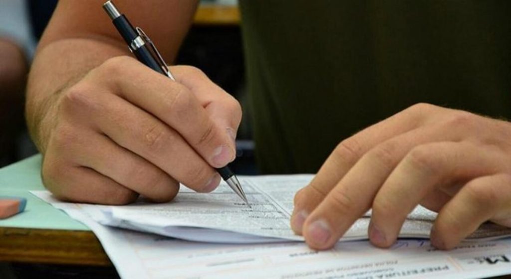 Candidato preenchendo formulário durante processo seletivo.