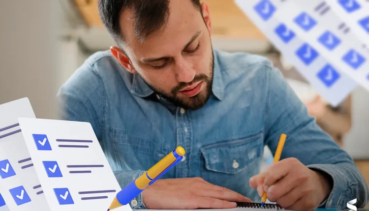 Homem concentrado escrevendo em caderno, com ilustrações gráficas de checklists ao redor