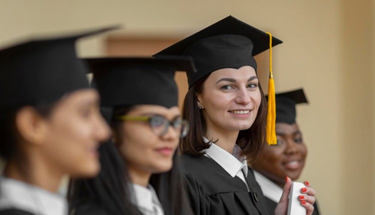 Grupo de graduados sorrindo após cerimônia de formatura, simbolizando o sucesso educacional