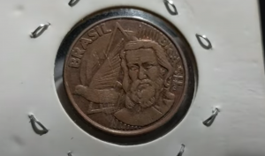 Moeda de 5 centavos com erro "Brasil Duplo", um item de alto valor para colecionadores.