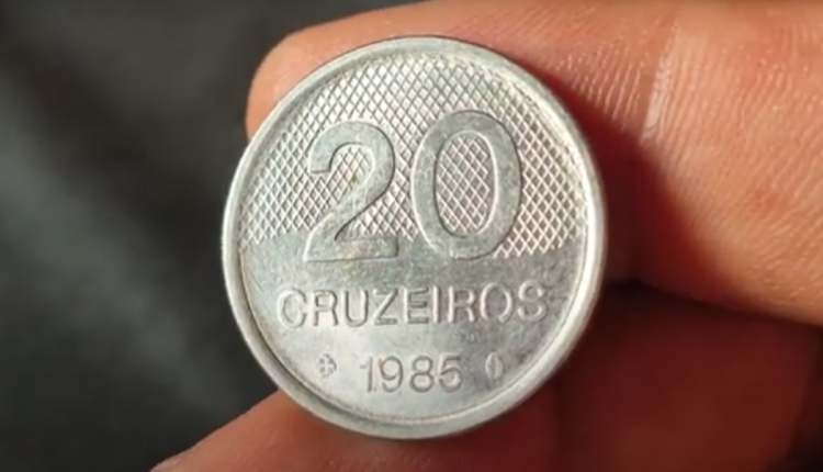 Moeda de 20 cruzeiros de 1985, mostrando o reverso com o valor e a data, considerada rara e com alto valor no mercado de colecionadores.