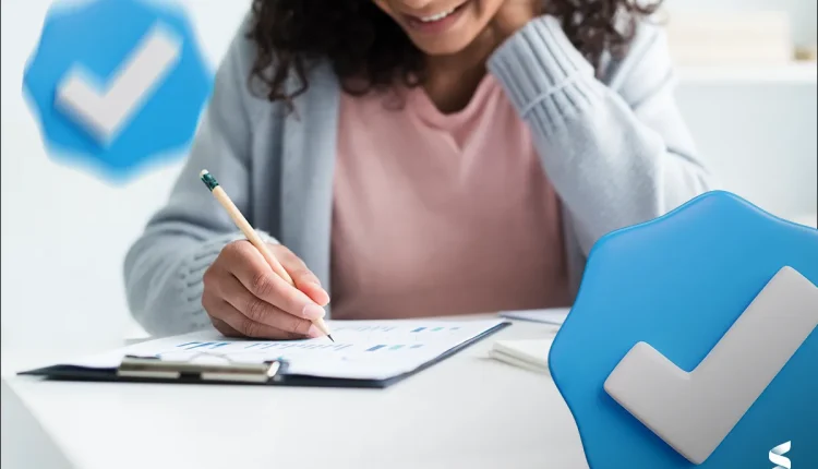 Mulher sorrindo e preenchendo um formulário relacionado a um processo seletivo, com ícones de verificação ao fundo