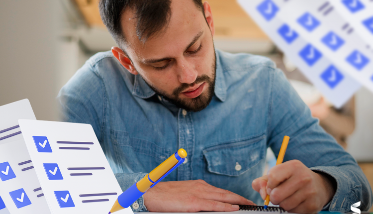 Homem de camisa jeans concentrado escrevendo em um caderno, com elementos gráficos de listas de tarefas e uma caneta estilizada ao redor.