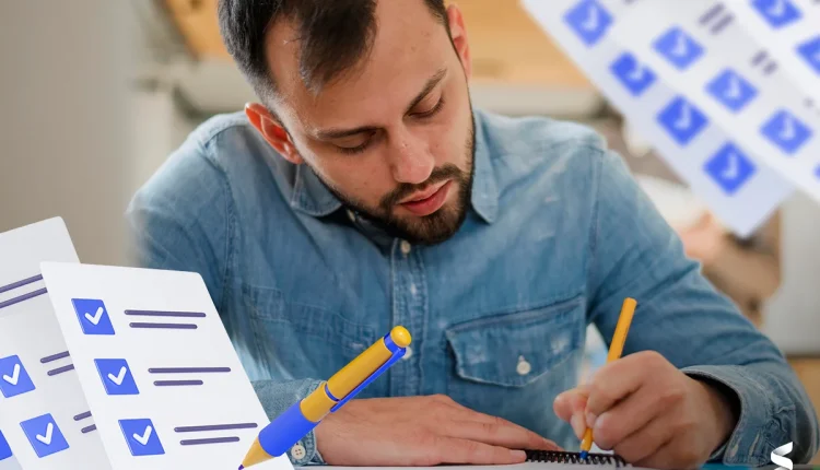 Homem escrevendo em caderno com listas de verificação ao fundo, simbolizando um processo seletivo