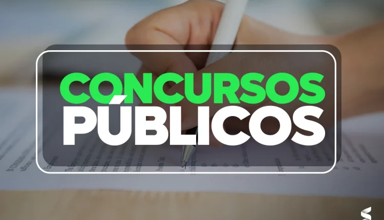 Pessoa preenchendo um formulário de concurso público, representando a inscrição para o concurso com 1.500 vagas que encerra inscrições.