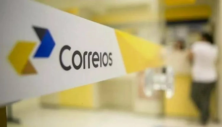 Logotipo dos Correios em uma agência, com destaque para o nome da instituição e parte da fachada de um prédio.