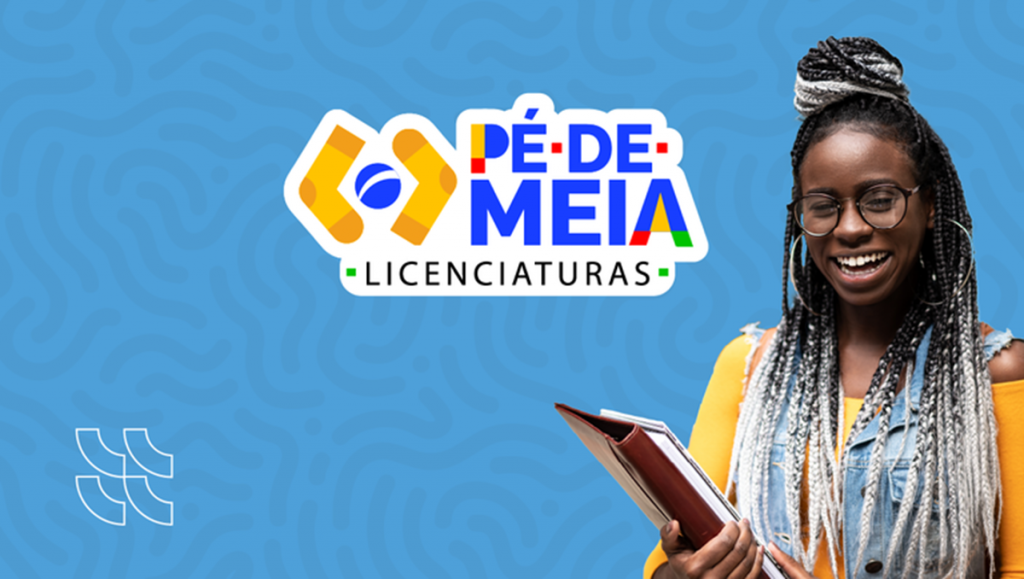 Estudante sorridente segurando cadernos ao lado do logotipo do programa Pé-de-Meia Licenciaturas.