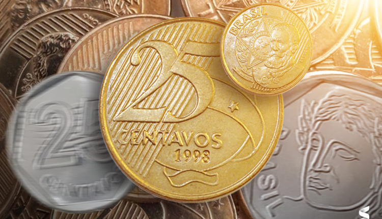 Imagem de moedas de 25 centavos, destacando a moeda com reverso duplicado, um erro de cunhagem que aumenta seu valor para colecionadores.