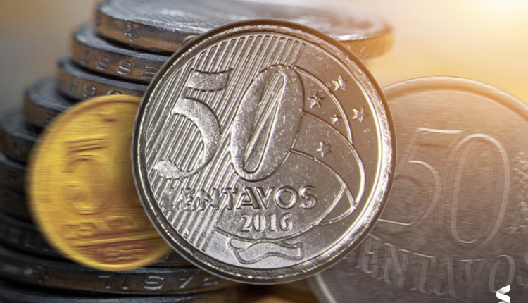 Imagem de moedas de 50 centavos, destacando as mais valiosas, incluindo as que têm erros de cunhagem, com uma moeda de 50 centavos de 2016 em primeiro plano.