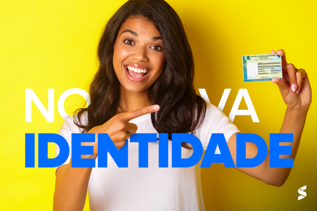 Mulher sorridente segurando a nova Carteira de Identidade Nacional e apontando para o documento.