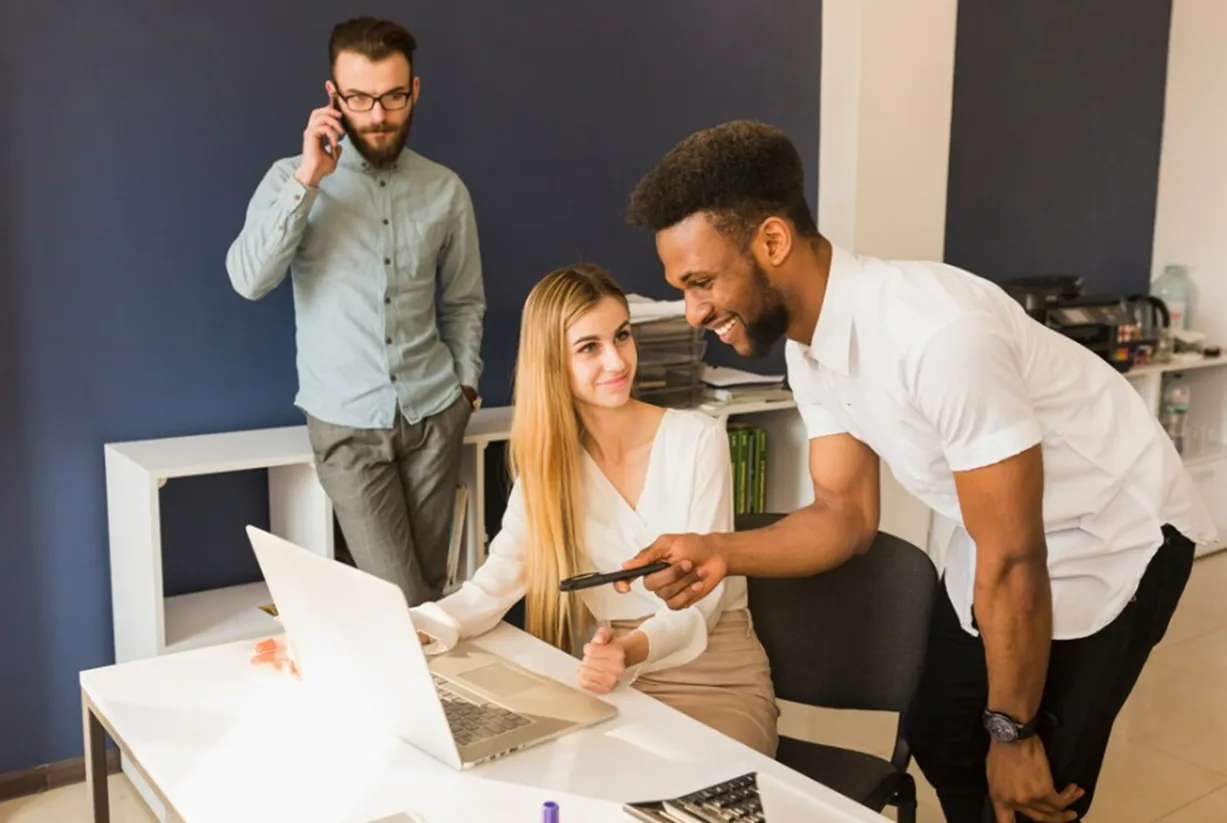 Profissionais de TI interagindo em um ambiente de trabalho colaborativo, representando o setor de tecnologia em expansão.