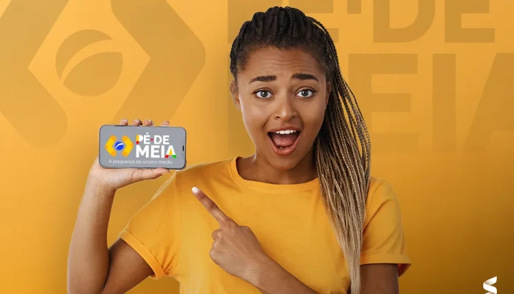 Estudante sorridente segurando celular com o logo do programa "Pé-de-Meia", que libera até R$ 9.200 por aluno.