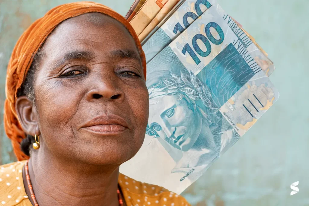 Mulher sorrindo com cédulas de R$ 100 ao fundo, representando os beneficiários do pagamento do INSS.